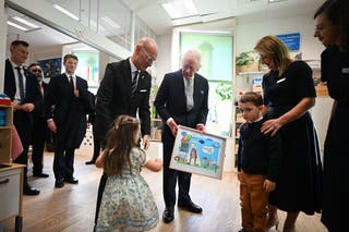 King Carlos III presents a painting of children who thank him for his visit to the Jewish Community Center (JCC) in Krakow